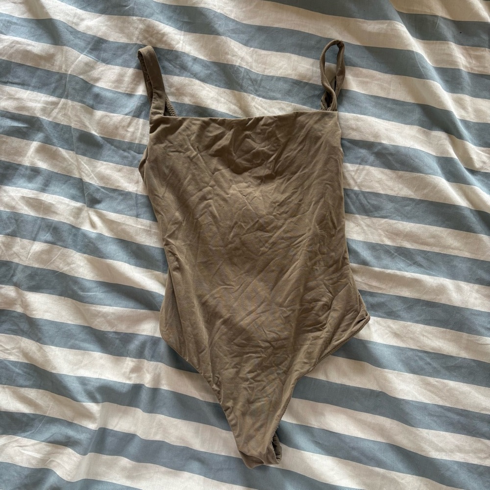 SKIMS Fits Everybody Square Neckline Thong Bodysuit in Brown EUC XS